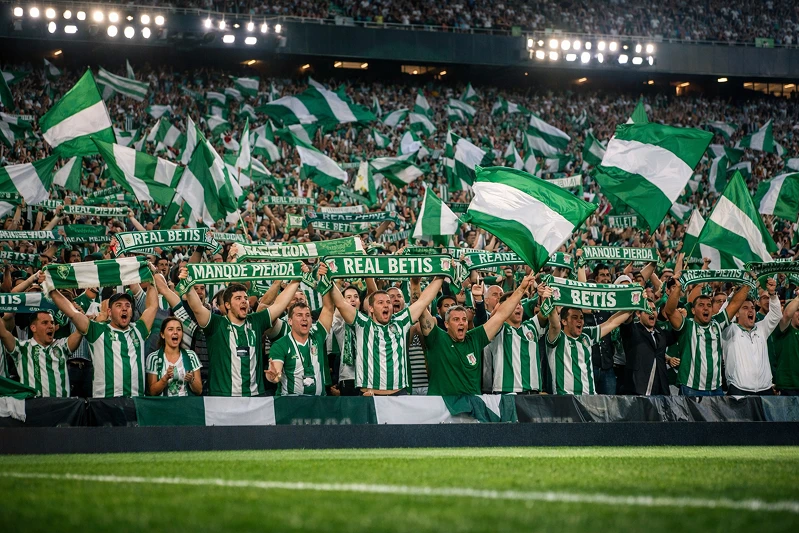 Aficionados del Real Betis creando ambiente en las gradas del Benito Villamarín